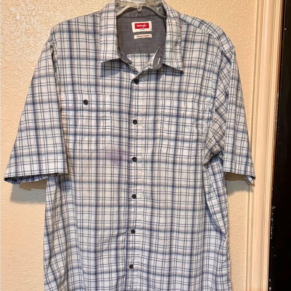 Wrangler short sleeve men’s shirt size XL Tall.